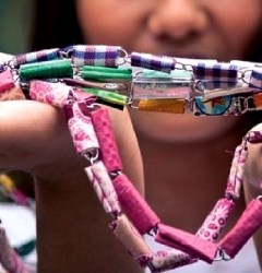 Collana con imballaggi per alimenti riciclati